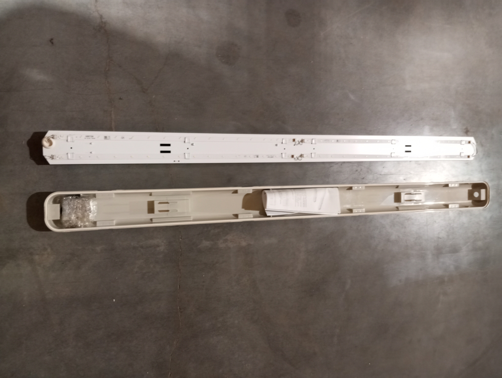 Светодиодный светильник VARTON СТРОНГ промышленный класс защиты IP65
 1242х90х68 мм 36 ВТ 6500 K (упаковка повреждена,корпус беж.)